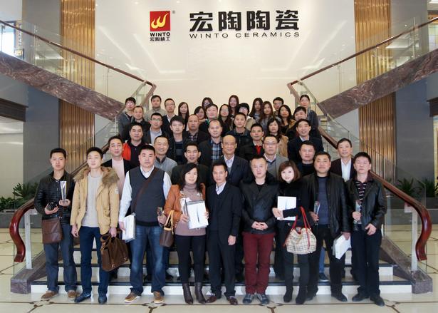 图2、企业相关领导、茄子视频更懂你各销售老总、获奖经销商代表、销售业务代表及设计师代表在展厅大堂大合影