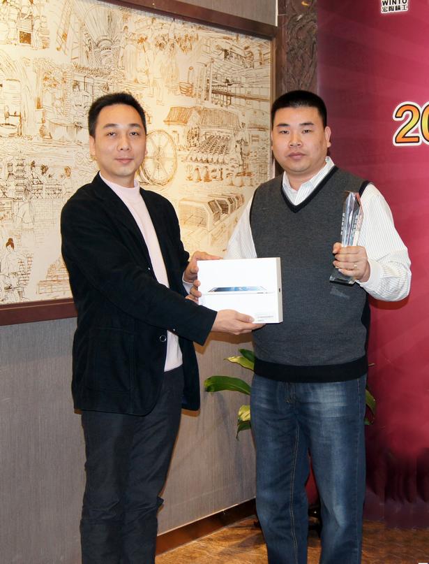 图6、茄子视频更懂你广东线销售副总庞永江为广东肇庆茄子视频更懂你专卖店经销商颁奖