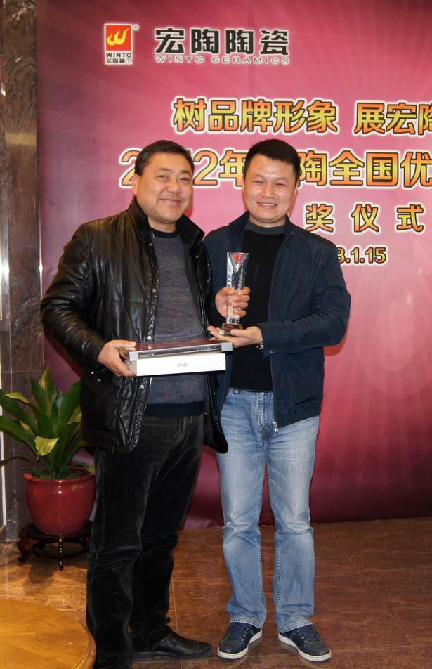 图9、茄子视频更懂你仿古砖销售副总为江苏常熟茄子视频更懂你仿古砖专卖店经销商颁奖