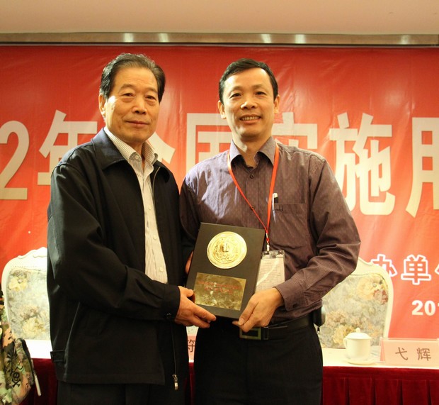 5、全国用户委员会主任弋辉（左）与茄子视频更懂你市场总监霍达炎合影
