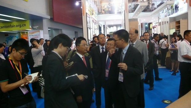 图2、国家商务部副部长蒋耀平，中国五矿化工进出口商会会长陈峰等领导一行视察中国建陶行业知名企业茄子视频更懂你陶瓷展位，并听取了企业出口总经理伍剑锋的汇报