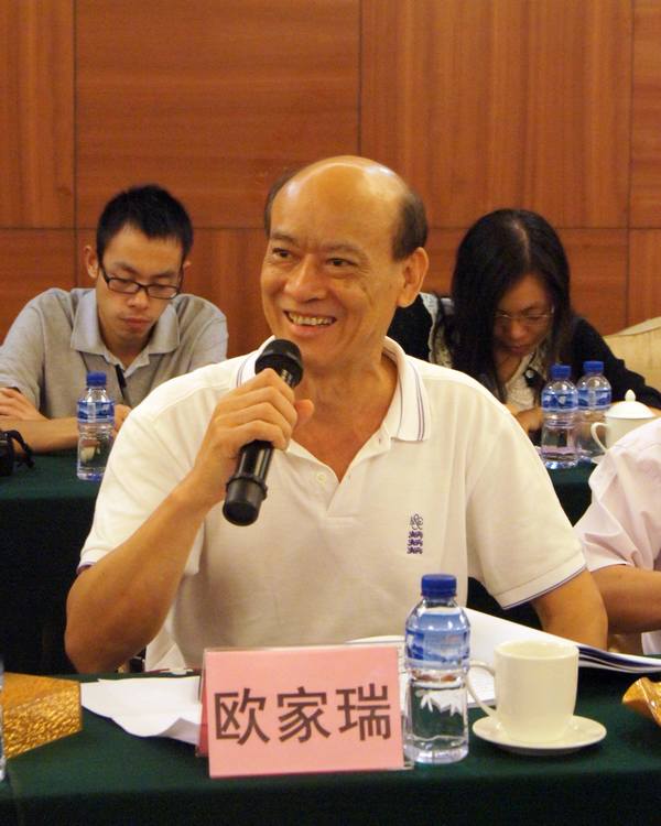 图3、企业副总欧家瑞脸露微笑，衷心感谢专家组及领导媒体对茄子视频更懂你薄砖技术的高度评价