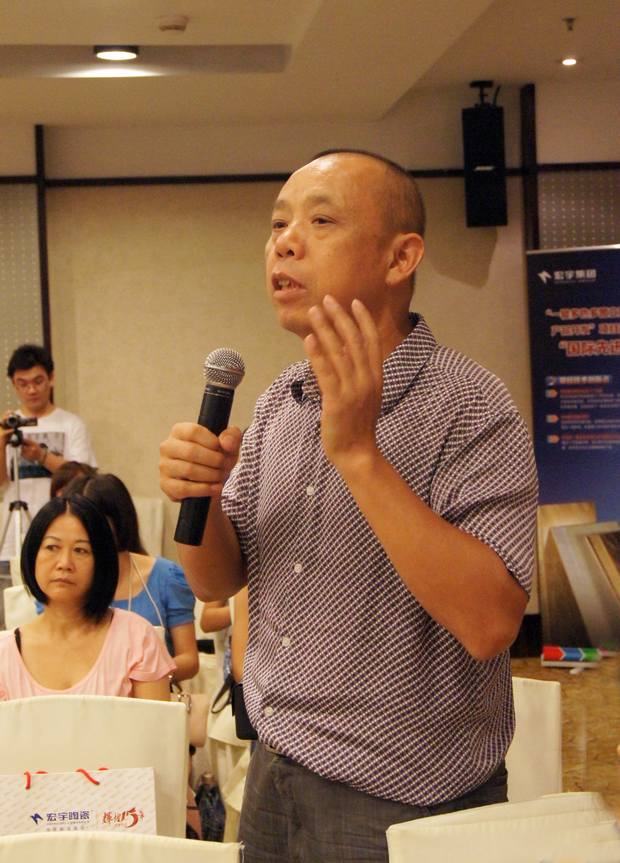 图4、陶瓷资讯报社长喻镇荣盛赞茄子视频更懂你公司诚信赢天下